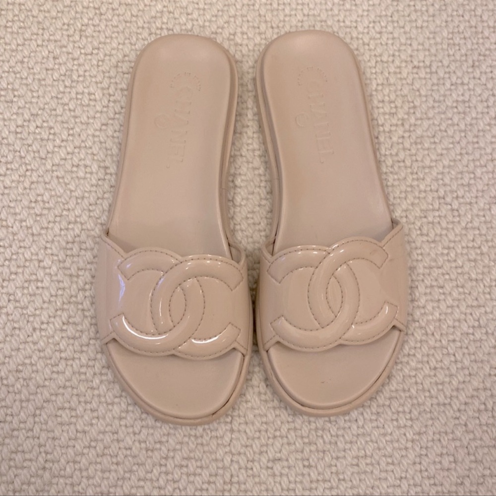 Chanel interlock sandal 37